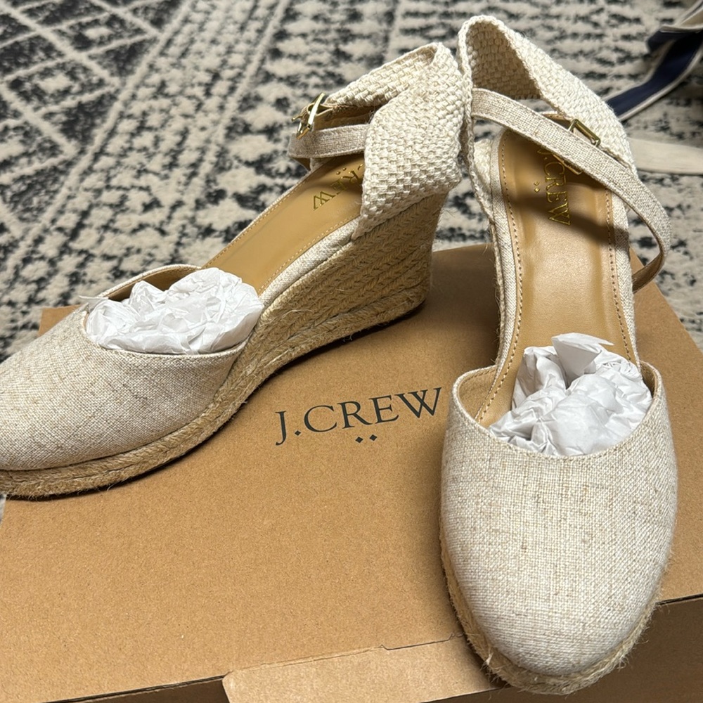 Burlap like wedges with subtle gold metallic detail